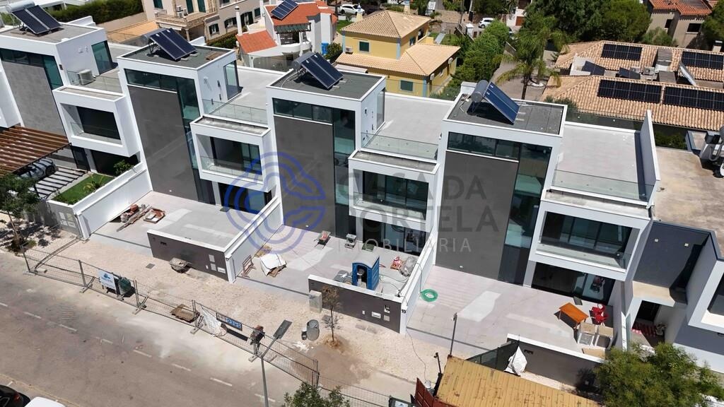 Moradias T3+1 em fase final de construção em Gambelas