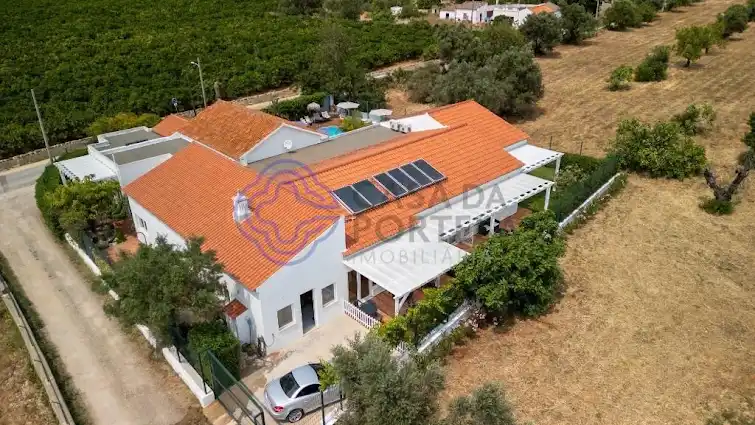 Vista lateral e painéis solares