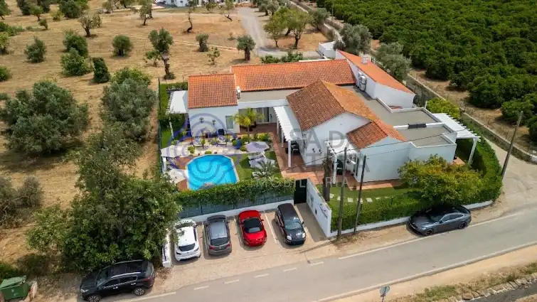 Piscina e zona exterior